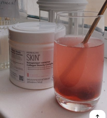 Bebida de colágeno servida en vaso junto al producto