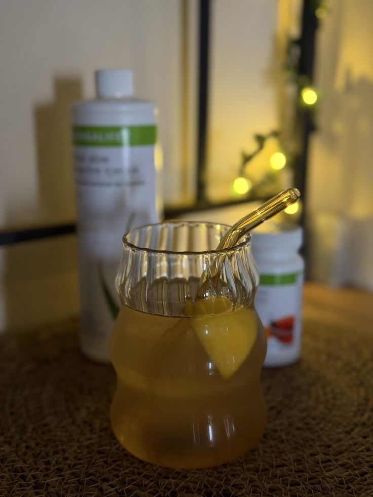 Infusión herbal servida fría con hielo