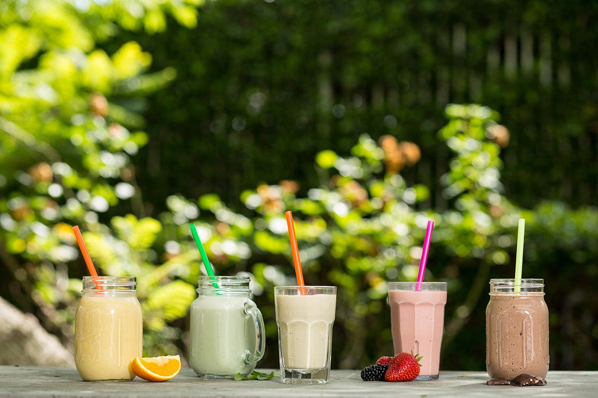Cinco bebidas preparadas de distintos sabores en una mesa
