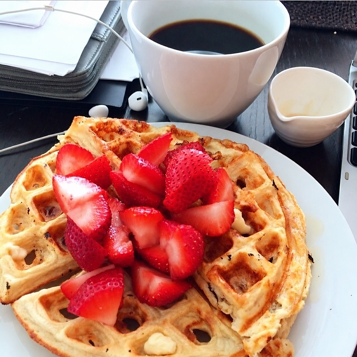 Waffle servido con fresas